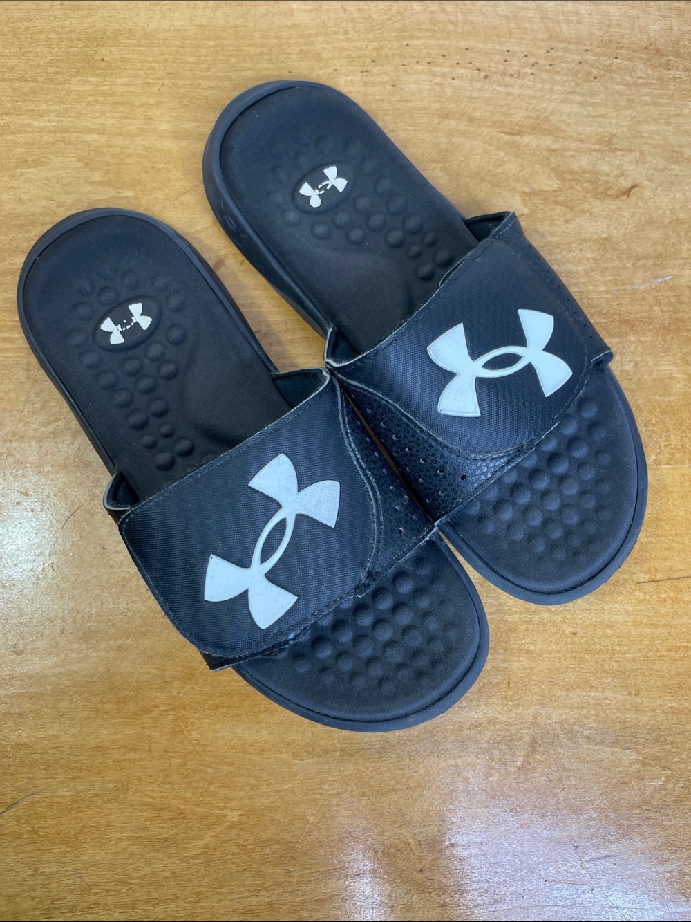 Under Armour Kids Black Slide Sandals with White Logo Accent. Size 4Y